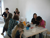 Studentinnen in einem museumspädagogischen Workshop Museum Schloss Höchstädt